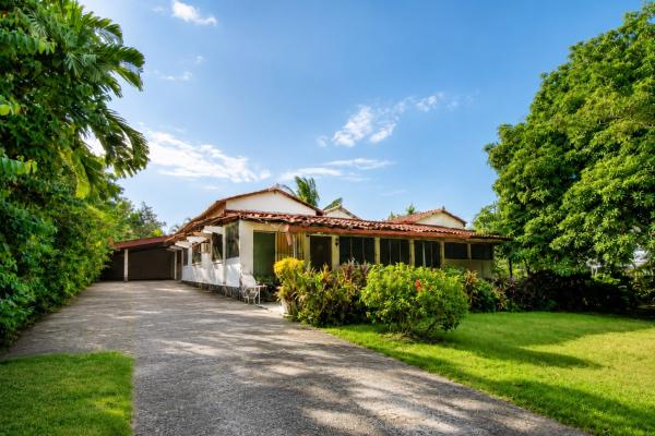 Terreno de 1,556m² en altos del golf con casa colonial para restaurar
