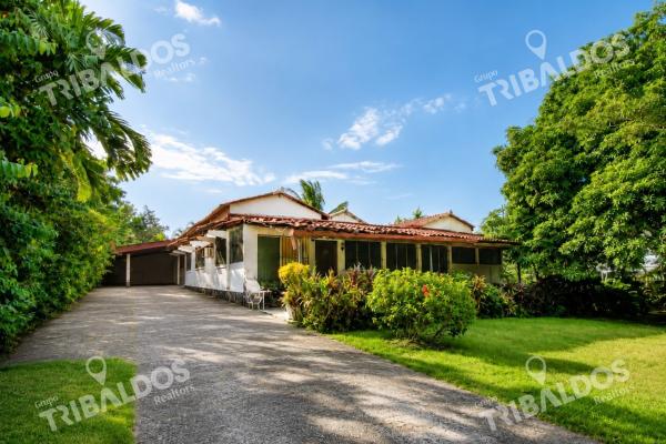 Terreno de 1,556m² en altos del golf con casa colonial para restaurar