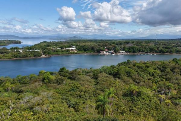Terreno insular de 10,5 hectáreas con acceso por carretera.