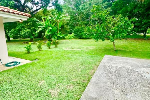 Se vende casa con amplio terreno en coronado, club del golf
