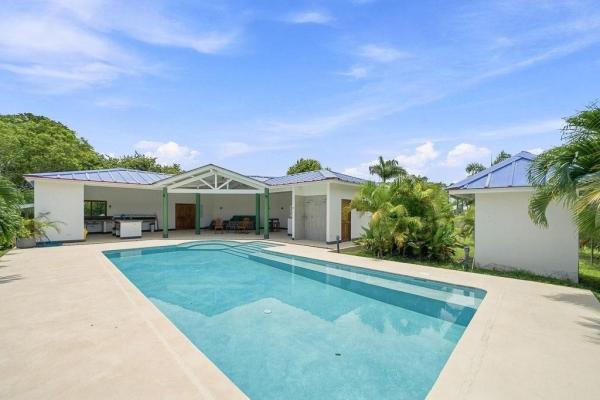 Casa con energía solar y casita cerca de pedasí