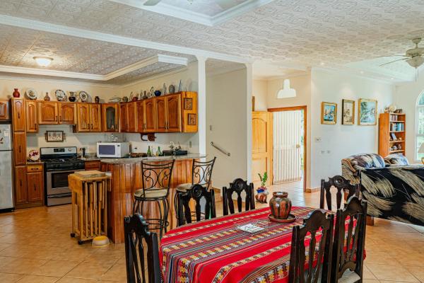 La casa de tus sueños con un amplio terreno en boquerón