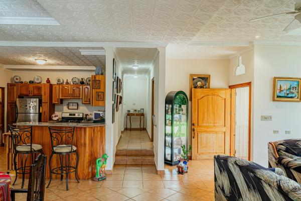 La casa de tus sueños con un amplio terreno en boquerón