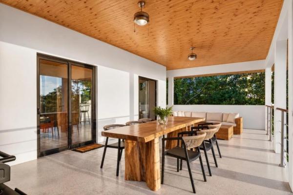 Turnkey ocean-view luxury villa in sea view hills