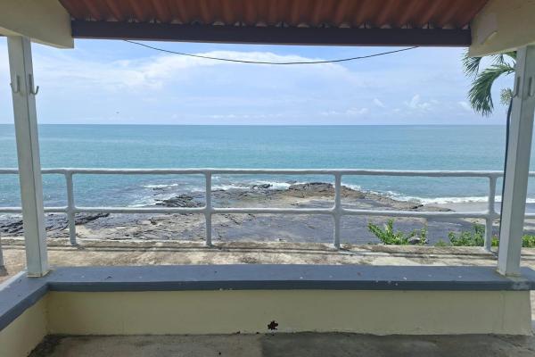 Terreno con 3 casas en gorgona frente al mar.