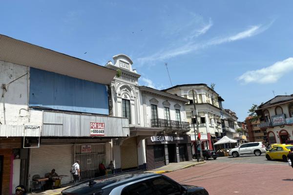 Edificio con 3 locales comerciales en santa ana. (casa angélica)