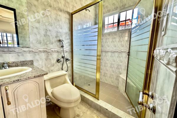 Venta de amplia casa en altos de panama con piscina propia por debajo de avaluo