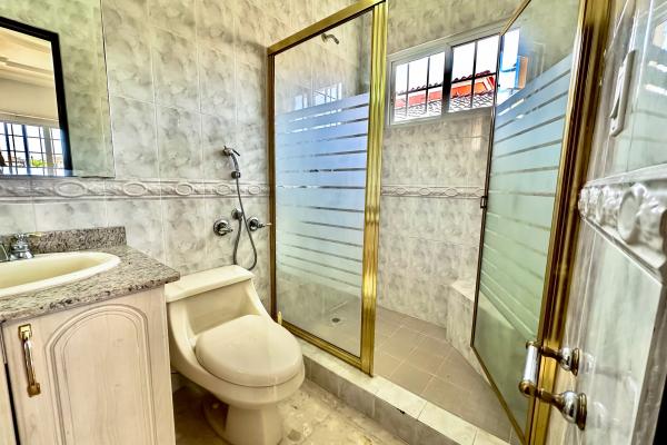Venta de amplia casa en altos de panama con piscina propia por debajo de avaluo