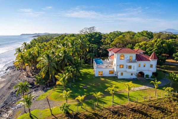 Beachfront estate on 1.5 hectares in playa nanzal