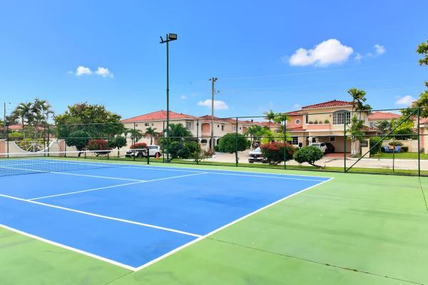 Alquiler de casa unifamiliar en esquina – costa sur, villa valencia