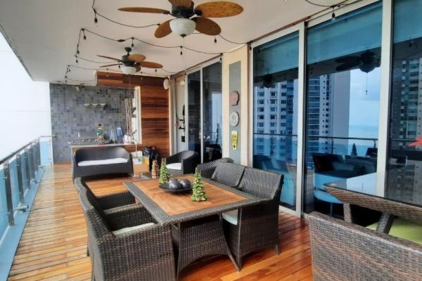 Sale of apartment in aqualina building