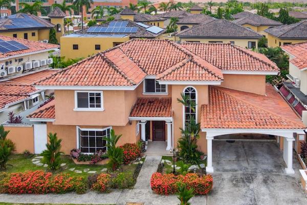 Venta de casa unifamiliar en palmeras del este, costa del este remodelada