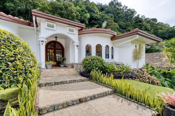Casa de lujo con jardines en valle escondido boquete