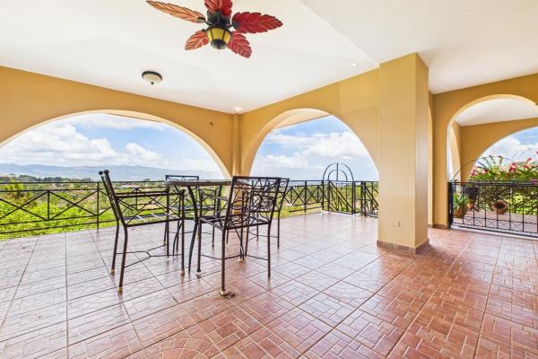 Casa con vistas a la montaña y al océano en venta en sora