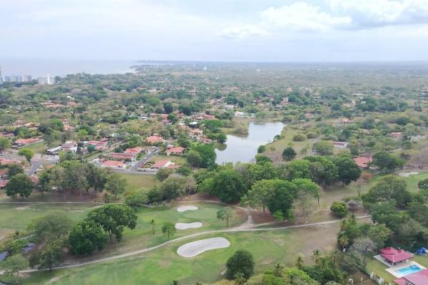 Apartamento en venta con vistas al campo de golf oceano y montana