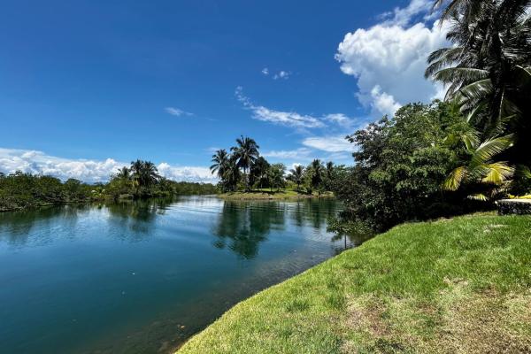 Hermosa villa frente al agua con muelle privado en sunset point, isla colón