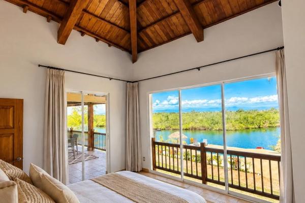 Hermosa villa frente al agua con muelle privado en sunset point, isla colón