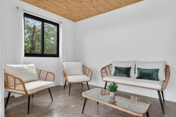 Turnkey ocean-view luxury villa in sea view hills
