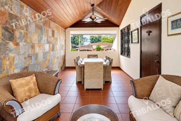 Venta de casa de 2 niveles en altos del golf