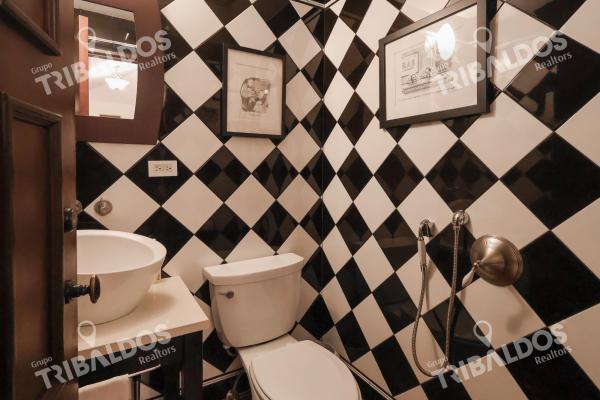 Venta de casa de 2 niveles en altos del golf
