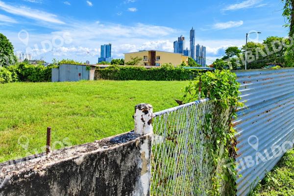 A plot of land is for sale in betania, corner lot measuring 1,213m2 on ave. camino real.