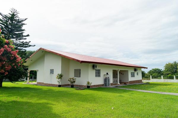La casa de tus sueños con un amplio terreno en boquerón