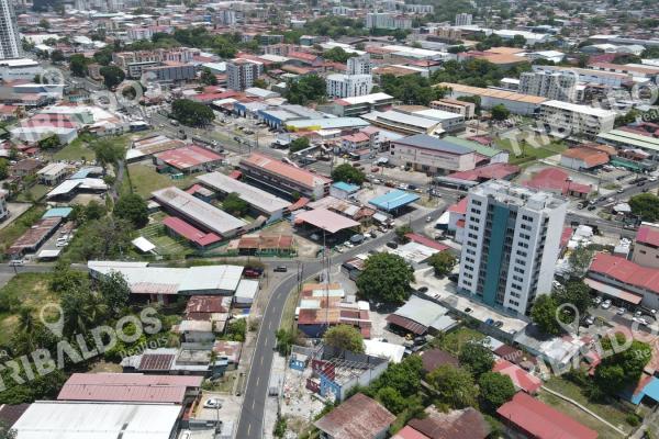 Se vende terreno/galera en parque lefevre
