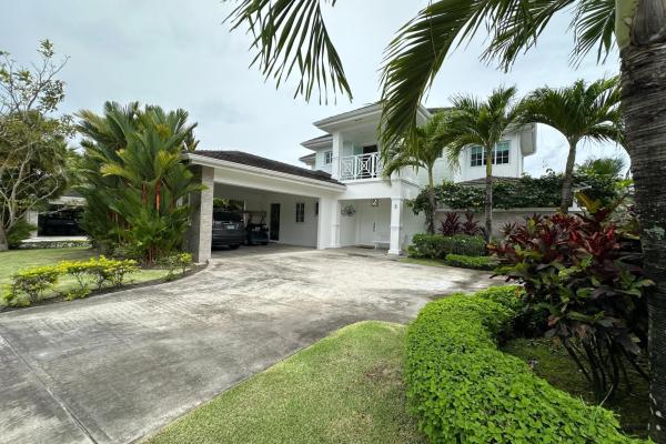 Two-level house with pool for sale - bijao