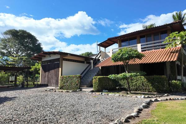 Home with 3 apartments, lagoon access