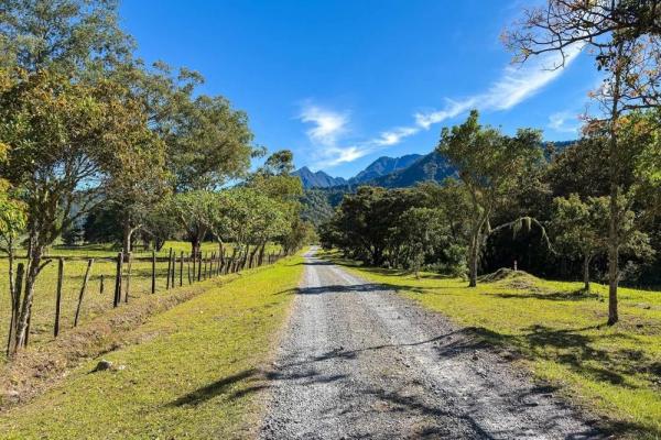 High-end off-grid home with volcán barú views