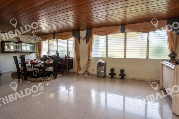 Venta de casa con amplio terreno en altos del golf, parque lefevre