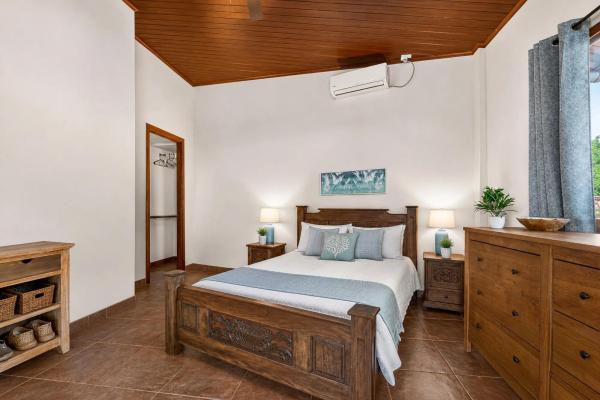 Ocean view villa with 6 apartments and pool