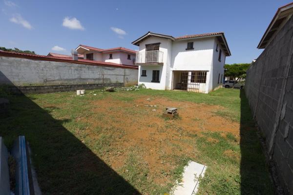 Casa de dos niveles en venta en ph spring hills costa verde la chorrera