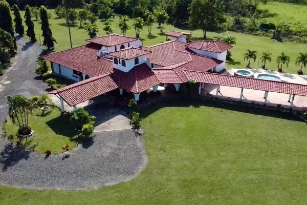 Hacienda española con piscina