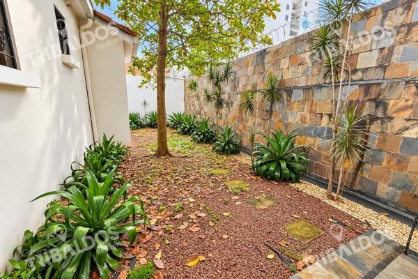 Venta de casa de 2 niveles en altos del golf