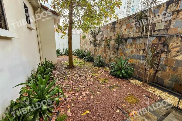 Venta de casa de 2 niveles en altos del golf