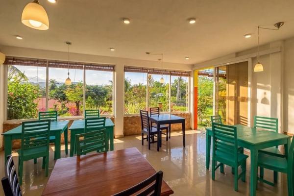 Propiedad con casa principal, 6 estudios y piscina