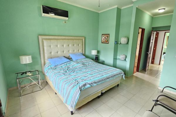 House in coronado with pool and 1000m2 land