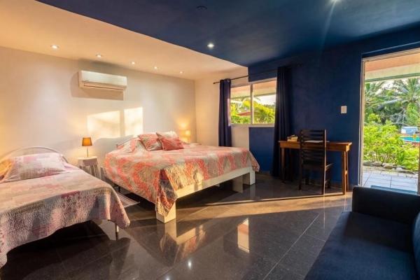 Propiedad con casa principal, 6 estudios y piscina
