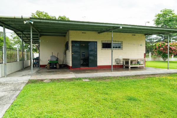 La casa de tus sueños con un amplio terreno en boquerón