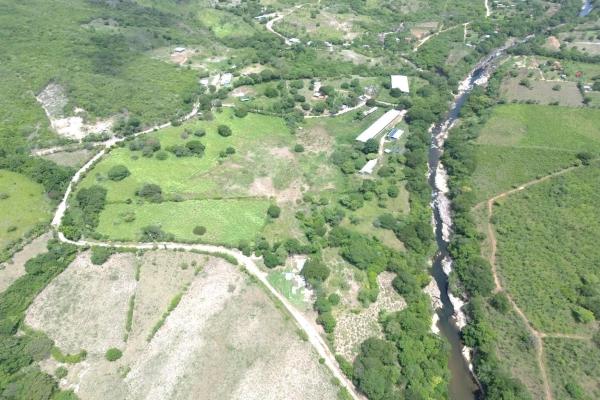 Granja de 13.6 ha con casa, galeras y río en natá, coclé