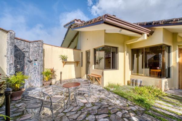 Casa en boquete con casita y vistas impresionantes al volcán