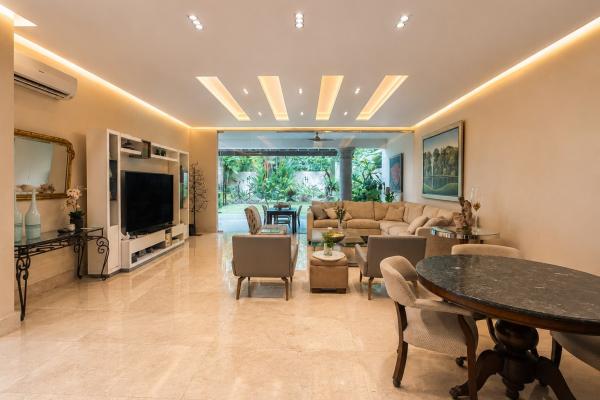 Duplex house for sale in altos del golf