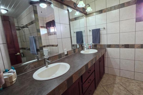 Casa familiar con jardines y taller en un terreno de 3486 m² en potrerillos