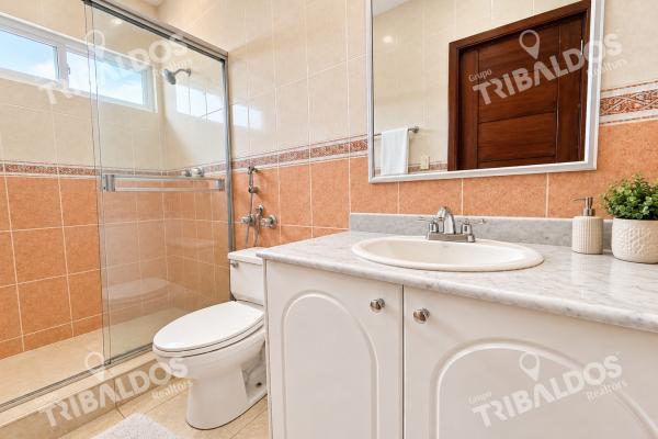 Venta de casa en costa del este con cocina remodelada