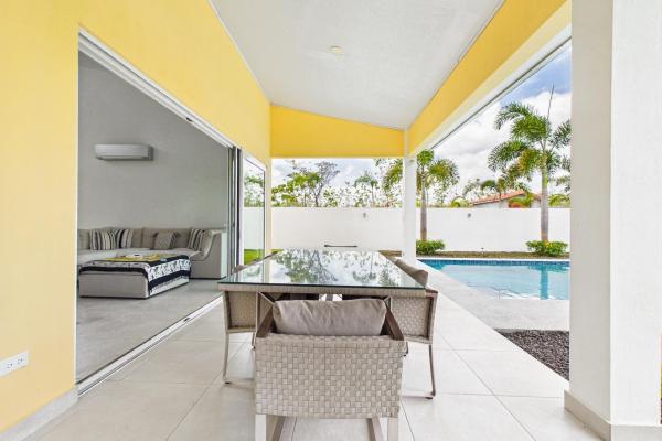 Hermosa casa moderna de 2 dormitorios con piscina