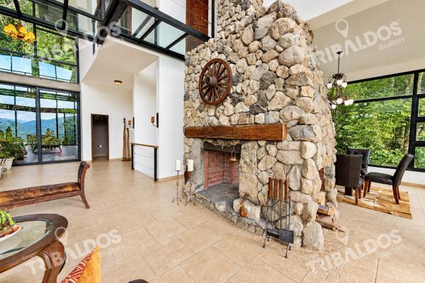 Casa en venta en el valle de antón con 1.1 hectáreas de terreno y vistas a las montañas