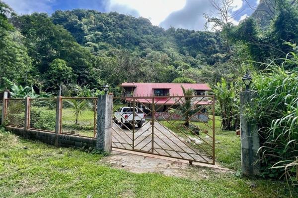 Casa con amplio terreno en la laguna