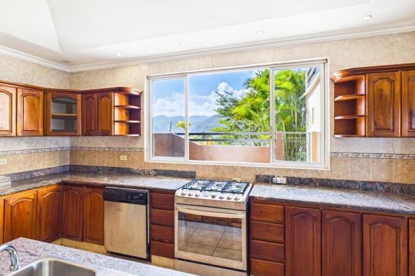 Casa con vistas a la montaña y al océano en venta en sora