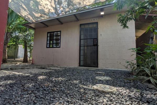 Se vende casa con casa de huéspedes y amplio terreno.